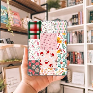 Könnte beinhalten: Eine transparente Handyhülle mit einem Patchwork-Design mit Weihnachtsmotiven. Die Muster umfassen rot-grünes Karomuster, Zuckerstangen, Weihnachtsmänner, Weihnachtsbäume und Ornamente. Die Hülle wird in einer Hand gehalten.