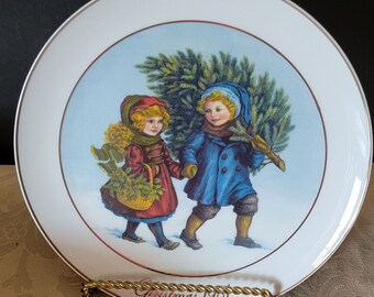 Vintage First Edition 1981 Christmas Memories "Sharing the Christmas Spirit" Avon Porcelain Plate 22K Gold Trim Made in Japan