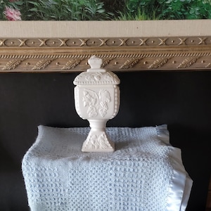 Vintage Traditional Americana Arnart Small White Ceramic Candy Dish With Lid Raised Grapes