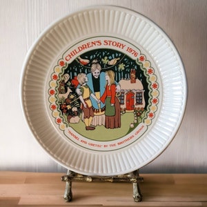1976 Edition Wedgwood Childrens Stories Hansel and GretelCollectors Plate 6th in the Series For Young Collectors The Brother&#39;s Grimm England