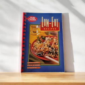 Betty Crocker Przepisy na dania niskotłuszczowe Przystawki Dania główne Desery 1998 Miękka oprawa Spirala Oprawa Plastikowe Pierścienie Vintage Cookbook ISBN 0935526021