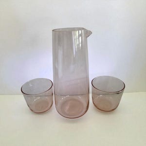 Midcentury IKEA Intagande Rosa Glas Karaffe/Dekanter W/Zwei Passende Gläser Klar W/Pink Hue Minimalist/Modern Sammlerstück Made in France