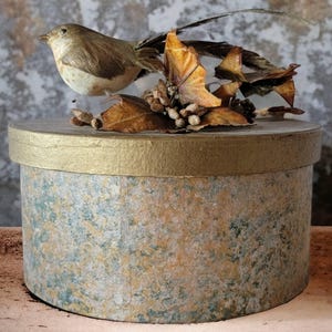 Caja de cartón redonda con hojas de otoño pintadas en tonos terrosos, contenedor de almacenamiento único, coleccionable, vintage, difícil de encontrar, caja de regalo para decoración del hogar