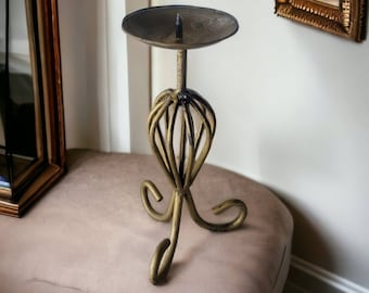 Portacandele in metallo dorato Portacandele a colonna Decorazioni da tavola vintage Decorazioni per interni Curvy Metal Antique Gold Decorazioni per la casa vintage 8 1/2" di altezza