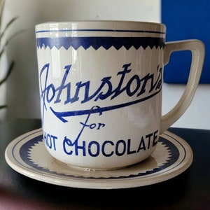 Dispensador de xarope de chocolate vintage Johnston Raro 1930-40 Exibição gigante de caneca de pedra de ferro para exposição colecionável de chocolate quente de Johnston