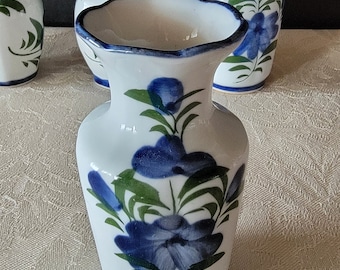 Jarrón floral vintage de cerámica floral blanca y azul de 4 "hecho en jarrón pequeño de Tailandia