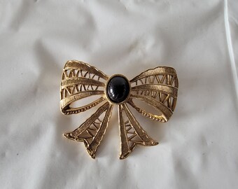 Gold Tone Bow/Ribbon Brooch, Faux Black Oval in Center, Vintage Gold Tone Bow Brooch, Vintage Gold Tone Bow Brooch, Vintage Costume Jewelry