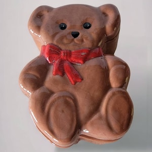 vintage Duncan Enterprises Céramique Deux Pièces Teddy Bear Trinket Box Bijoux Red Bow Brown Chambre Décor Intérieur Décor Vitré Nursery Décor