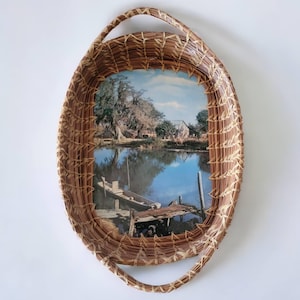 Vassoio ovale con manico in aghi di pino vintage, cartolina "Along The Bayou", piccolo souvenir Bayou LaBarte Alabama, decorazione d'interni unica da collezione