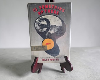 ¿Hay algo ahí arriba? de Dale White, 1968. Tapa dura con sobrecubierta. Procedente de biblioteca.