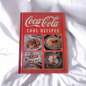 Coca-Cola Cool Recipes 2000 Publications International Twarda oprawa Książka kucharska Vintage Main Course Przystawki Desery i inne ISBN 078535171X