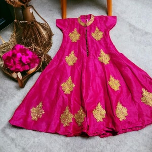 vintage Hot Pink et Gold Indian Dress Taille 30 s’adapte petit ou très petit nettoyage à sec uniquement la broderie dorée a besoin d’une fermeture éclair remplacée robe unique