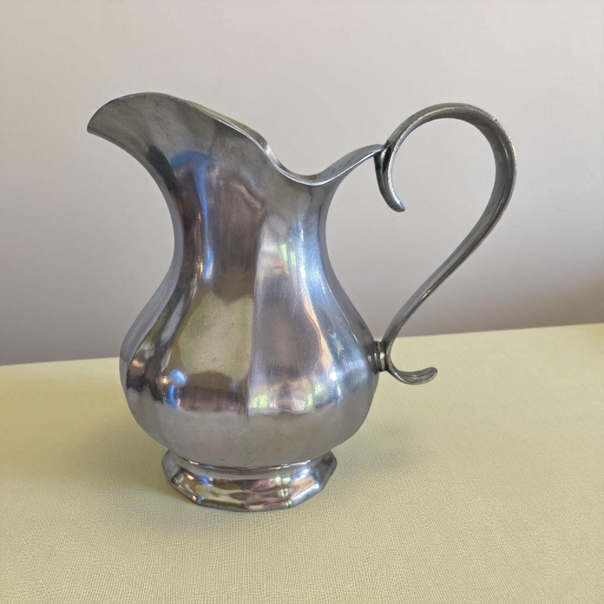 イタリアンアンティーク　美しいデザインのETAIN 95%の刻印付錫のピッチャー Vintage Valpeltro Artale Italian Pewter Pitcher Etain 95% Angel