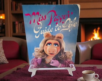 La guida alla vita di Miss Piggy raccontata a Henry Beard. Sesta ristampa, settembre 1981. Muppet Press/Alfred A Knopf. Copertina flessibile. Da collezione vintage.