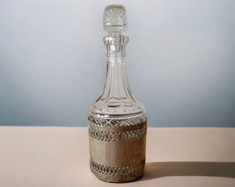 Carafe en verre vintage avec couvercle en métal martelé argenté sur le fond Gales de Sheffield Angleterre Bouteille de vin en cristal Cadeau de collection