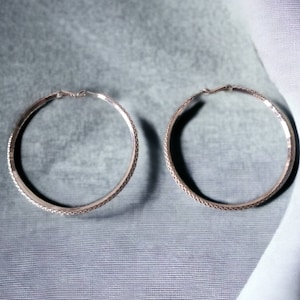 Pendientes de aro grandes en tono oro rosa Pendientes de aro redondos con textura acanalada de 3&quot; Pendientes de aro con cierre trasero Joyería de fantasía vintage