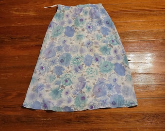 Vintage Betsy Lauren Petites Green Blue Purple Flowers Floral Skirt Size 10 75 Percent Rayon 25% Polyester Lined Skirt Women&#39;s Clothing