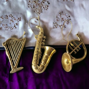 Strumenti musicali d&#39;epoca, decorazioni per l&#39;albero di Natale, set di tre arpa di plastica, sassofono, corno francese, decorazioni natalizie da collezione color oro