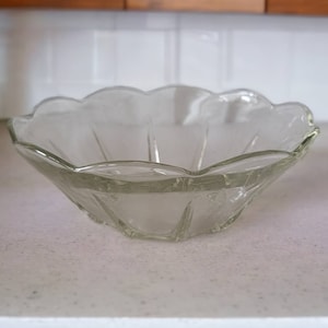 Vintage Clear Glass Decorative Bowl Scalloped Rim Vintage 8&#39; Diameter Serving Bowl Salad Bowl Table Decor Interior Decor