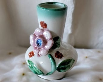 Vase bourgeon miniature en porcelaine japonaise appliquée fleurs roses vertes et blanches peintes à la main petite étagère décorative milieu du siècle