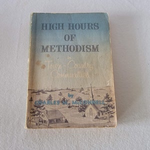 Könnte beinhalten: Ein Vintage-Buch mit dem Titel "High Hours of Methodism in Town-Country Communities" von Charles M. McConnell. Der Umschlag zeigt eine Zeichnung einer Kirche und eines Hauses in ländlicher Umgebung.