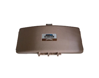 Caja organizadora de plástico naranja de doble cara para artículos de pesca vintage Plano Outdoorsman - Estuche retro para equipo de pesca - Caja de almacenamiento para manualidades y piezas pequeñas