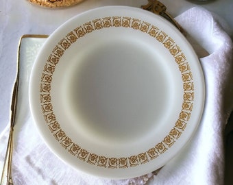 Juego de seis vajillas de la marca Pyrex de Corning White Milk Glass 6 3/4" platos de ensalada 705-6 Tiburon Bread Side Plates Restaurant Gold Scroll USA