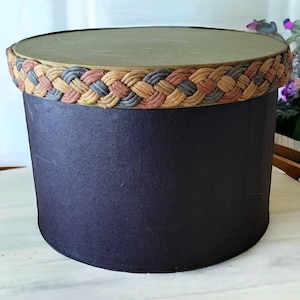 Caja de cartón para sombreros, redonda, de color azul oscuro, con tapa verde, ribete de cuerda tejida, artesanía única, decorativa, 9 3/4" de alto y 7" de ancho, decoración del hogar