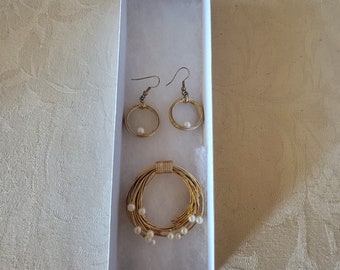 Draht Perlen Brosche und Ohrringe, Runde Gold Ton Brosche und Ohrringe, Weiße Faux Perlen, Vintage Brosche und Ohrringe Set, Modeschmuck