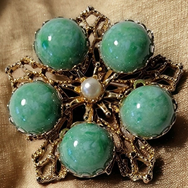 Vintage Faux Green Jade Brooch Pin With Faux Pearl in Center Gold Toned Filigree Snowflake Flower Shaped Pin Unique Costume Jewelry Fashion