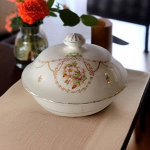 Vintage/antieke pot/zeepschaal met deksel Roze bloemdessin Gebroken wit met gouden rand Uniek keramisch verzamelobject Fleur-de-Lis-ontwerp