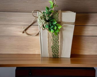 R.D. Dekorativer Bücherstapel aus weißer Schnur aus Sackleinen-Stoff & Faux Greenery Drei künstliche Bücher Dekoratives rustikales Land Wohnkultur Vintage