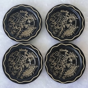 Vintage Alaska Blechuntersetzer Aschenbecher 4er Set Souvenir Schwarz und Gold Sammlerstück Karte von Alaska Metall Innendekor Tischdekoration Geschenk