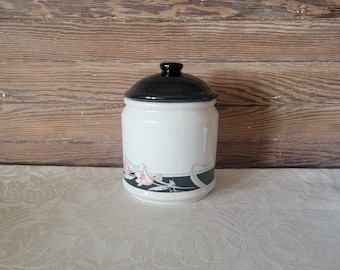 Canister en céramique vintage, noir et crème avec fleurs roses, décor de cuisine vintage, bidon de thé ou de café