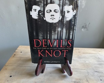 El nudo del diablo de Mara Leveritt. La verdadera historia de los Tres de West Memphis. 2002. Tapa dura con sobrecubierta.