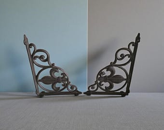 Par de soportes de hierro fundido para estantes con diseño de flor de lis y volutas, soporte de pared rústico de 24 cm (9,5 pulgadas), decoración de jardín de estilo campestre francés.