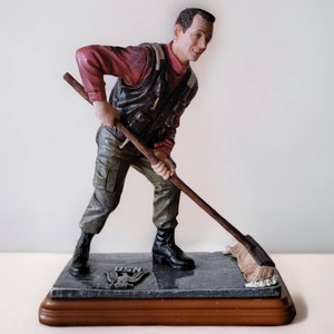 Americas Heros VanMark Statue &quot;Swabbin &#39;The Deck&quot; 1999 USN W / American Eagle Man/Soldier Moppen Boden des Schiffes Sammlerstück Militärharz