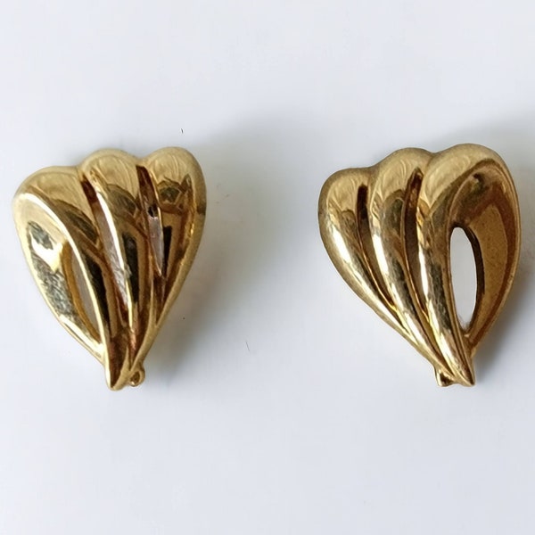 Monet Gold Toned Ribbed Openwork Heart Shaped Clip On Earrings 1980s Unique Design Vintage Costume Fashion Jewelry Small