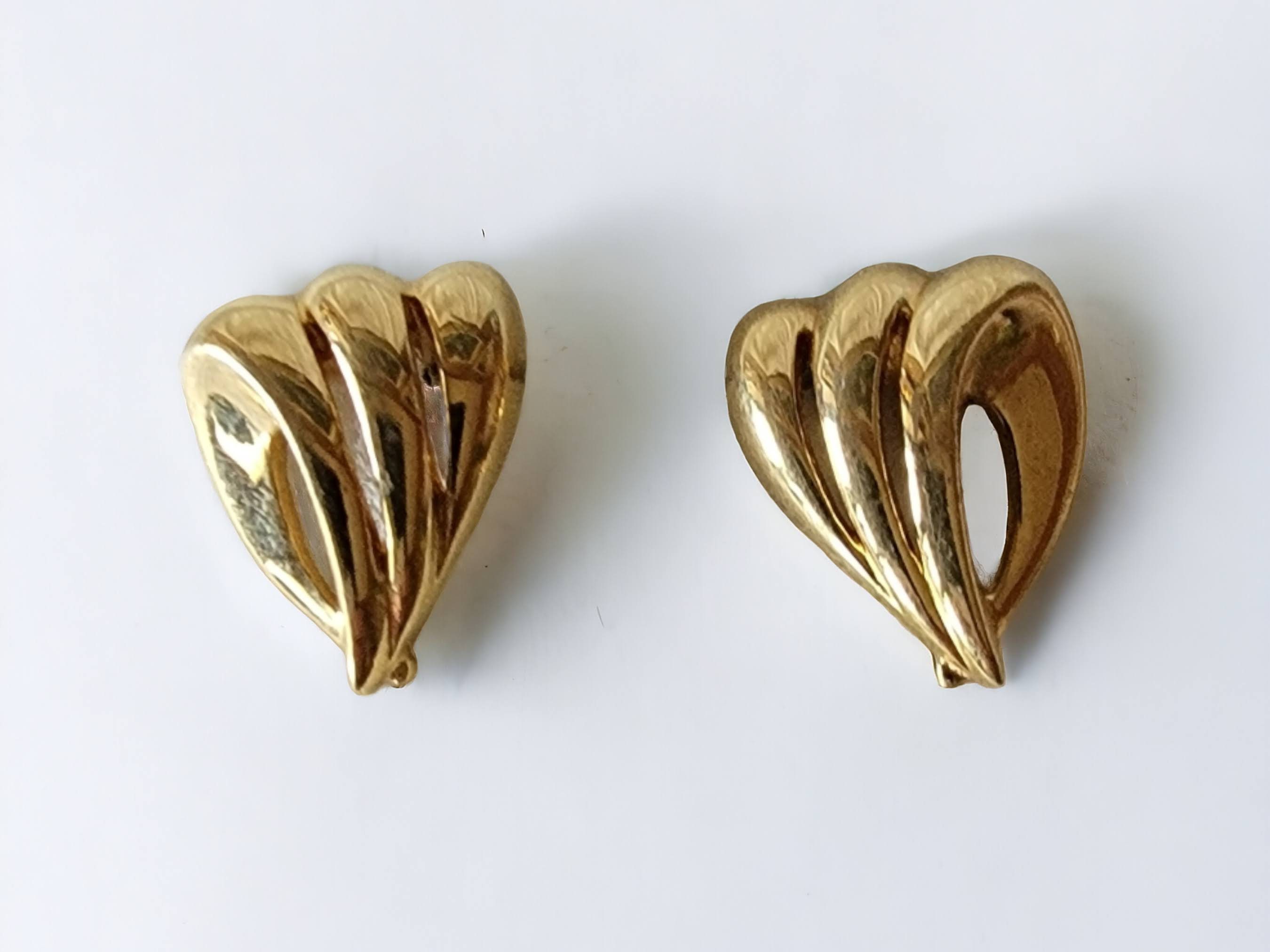Monet Gold Toned Ribbed Openwork Heart Shaped Clip on  Monet Brooch & Earrings, early 1980s. Beautiful!! main image 0