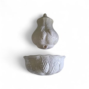 Vintage McCoy vit keramik handfat och tvättställ - väggfontän med druvor och löv - tillverkad i USA 3907 - Shabby chic-dekor i mitten av århundradet