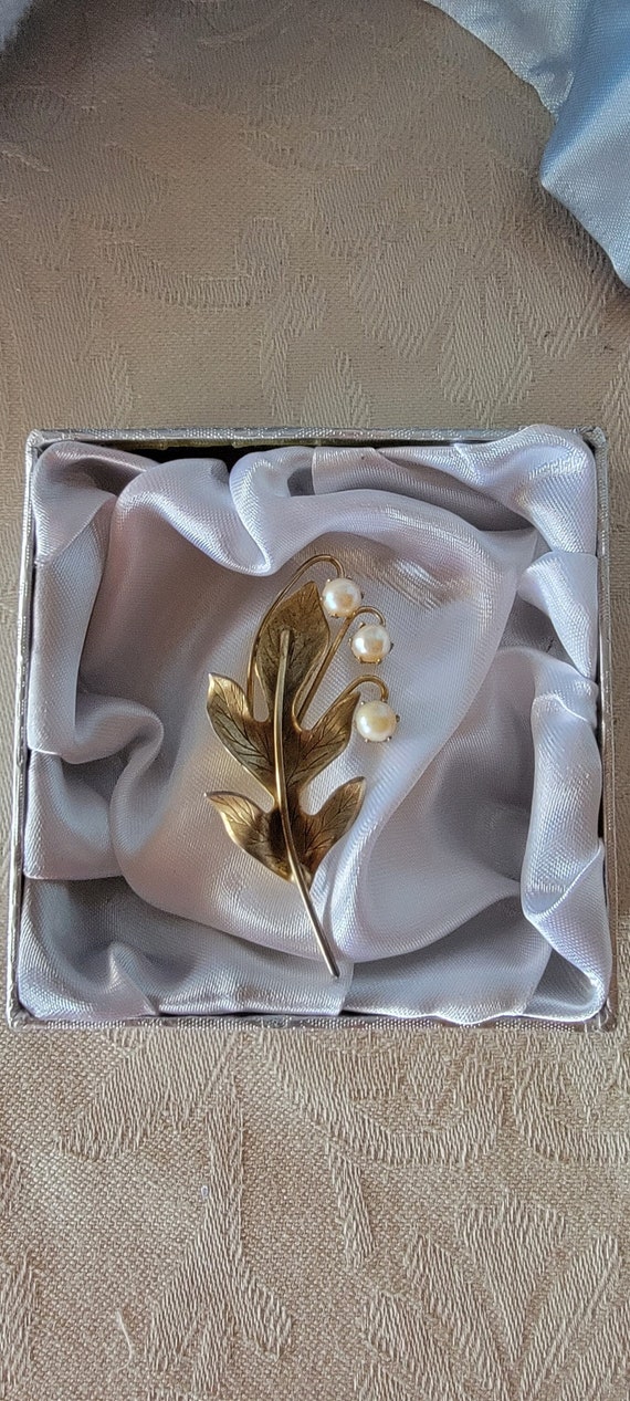 Vintage Pearl and Gold Leaf Brooch/Pin 3 Faux Pear
