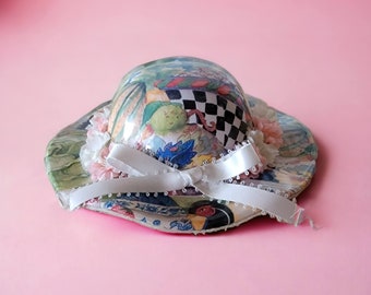 Linda Edgington Diseñador Bonnet Sombrero de Cerámica Colgante de Pared Frutas y Hojas Pintadas a Mano con Flores de Tela y Cinta Hecho en Canadá Único