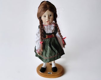 Rara Julie Good Kruger Serie de Bellas Artes Canción Muñeca de porcelana Cabello castaño Little Gril Trenzado Colas de cerdo Soporte de madera con pájaros azules Vintage 1986