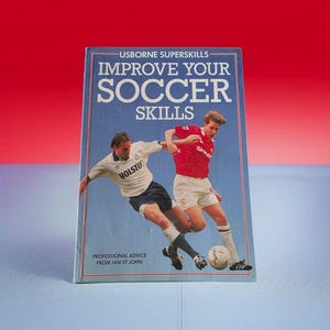 Puede incluir: Un libro vintage titulado "Improve Your Soccer Skills" con una cubierta azul. La portada presenta a dos jugadores de fútbol en acción. El libro incluye el texto: "Usborne Superskills" y "Professional advice from Ian St John".