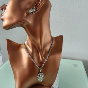 Conjunto de joyas de acero inoxidable hipoalergénico: pendientes, colgante y collar.