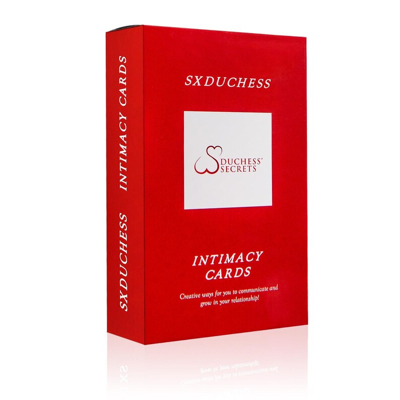 K&ouml;nnte beinhalten: Rote Schachtel mit dem Text "SXDUCHESS INTIMACY CARDS" an der Seite. Die Vorderseite der Schachtel tr&auml;gt den Text "SXDUCHESS" und "DUCHESS SECRETS" in einem wei&szlig;en Herz. Der Text "INTIMACY CARDS" befindet sich unter dem Herzen. Der Text "Creative ways for you to communicate and grow in your relationship!" befindet sich unter dem Titel.