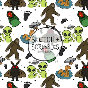 以下が含まれることがあります： ビッグフット、エイリアン、UFO、ネッシー、蛾のような生き物の漫画イラストを特徴とする繰り返しパターン。デザインには、足跡と星が白い背景に描かれています。「SKETCH + SCRIBBLES digital designs」というテキストが円の中にあります。