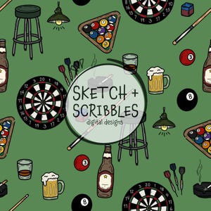 Könnte beinhalten: Ein nahtloses Muster auf grünem Hintergrund mit handgezeichneten Illustrationen von Bar-Gegenständen wie Dartscheiben, Billardkugeln, Queues, Bierkrügen, Whiskygläsern, Barhockern, Hängelampen und Aschenbechern mit dem Text SKETCH + SCRIBBLES.