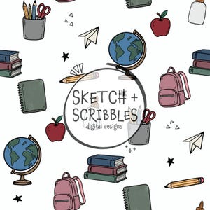 Peut inclure: Un motif répétitif de fournitures scolaires comprenant des globes, des pommes rouges, des sacs à dos roses, des piles de livres, des crayons, des ciseaux dans des pots et des avions en papier. Le centre porte un logo circulaire SKETCH + SCRIBBLES.