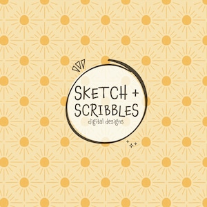 Könnte beinhalten: Ein sich wiederholendes Muster aus gelben Sonnen auf hellgelbem Hintergrund. Ein kreisförmiges Logo mit dem Text "SKETCH + SCRIBBLES digital designs" befindet sich in der unteren rechten Ecke. Das Design hat eine handgezeichnete Ästhetik.